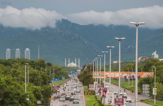 Faisal_Mosque_and_Margalla_Hills.jpg