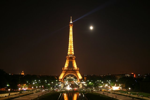 The-Eiffel-Tower-at-night.jpg