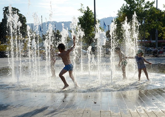 children-playing-2213748_1280.jpg