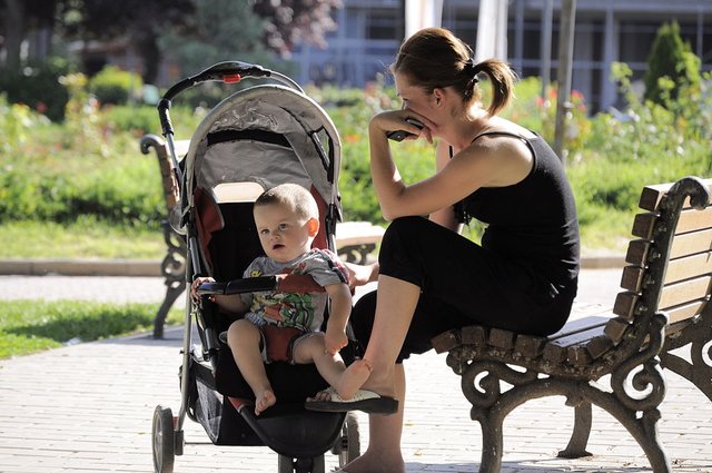 1024px-Young_mother_and_her_baby_boy_in_the_park.JPG