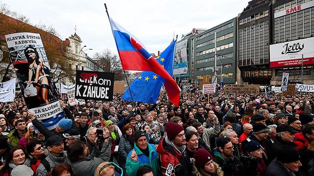 2018-03-09T174145Z_2027471857_RC1F3D740290_RTRMADP_3_SLOVAKIA-CRIME-PROTEST.jpg