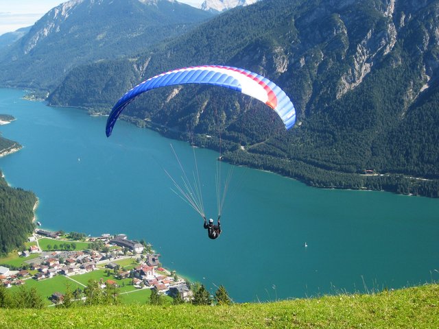 paragliding-623721_1280.jpg