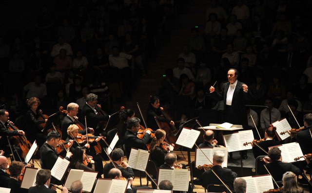 Charles_Dutoit_and_the_Philadelphia_Orchestra_concert_in_Tianjin.jpg