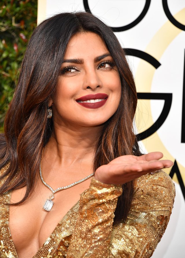 Priyanka-Chopra-Makeup-Hair-Golden-Globes-2017 (2).jpg