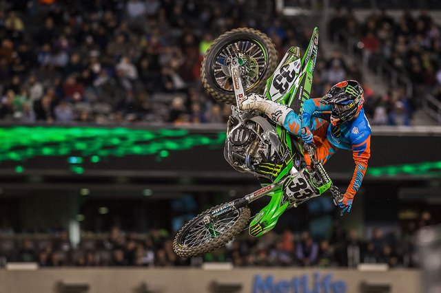 LMP_6422_Brian-Converse_Josh-Grant-Whip_Supercross-2016.jpg