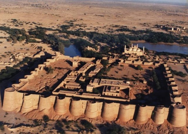 Aerial-view-of-Derawar-Fort-and-Abbasi-Mosque-Bahawalpur-Photos-of-Bahawalpur.jpg