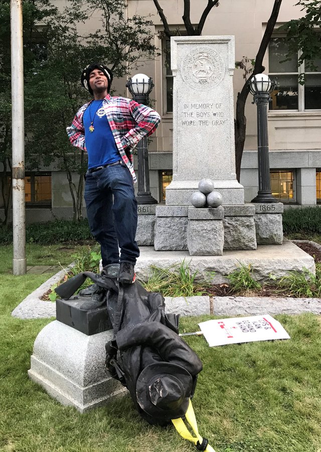 2017-08-15T160512Z_2_LYNXNPED7E0L0_RTROPTP_4_VIRGINIA-PROTESTS-STATUES.jpg