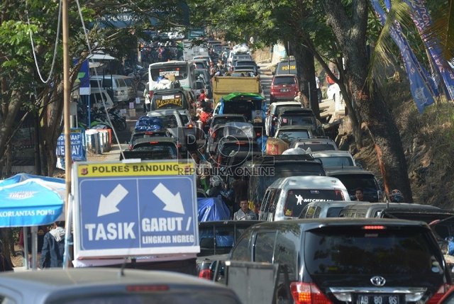 petugas-melakukan-rekayasa-arus-lalulintas-di-jalur-selatan-jabar-_150715154729-900.jpg