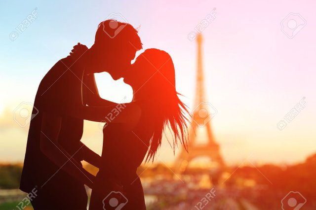 34945967-silhouette-of-romantic-lovers-with-eiffel-tower-in-Paris-with-sunset-Stock-Photo.jpg