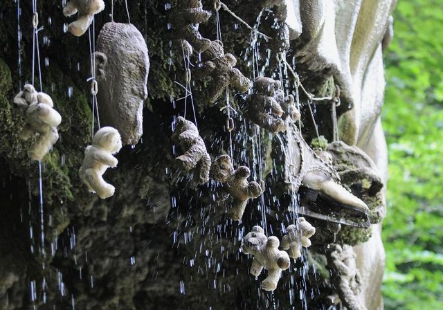 Goa yang Airnya yang Dapat Mengubah Sesuatu Menjadi Batu di Inggris.jpg