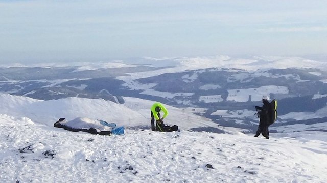 23 Hang gliders preparing to set off.jpg