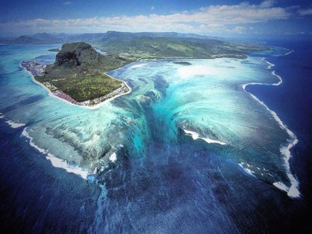 Cascada-bajo-el-agua-en-Mauricio.jpg