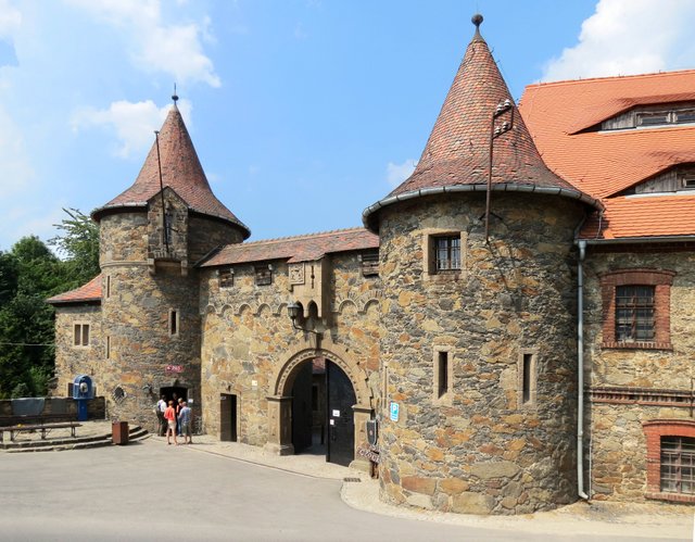Zamek_Czocha,_budynek_bramny_i_spichrz,_widok_od_pd_(2).JPG