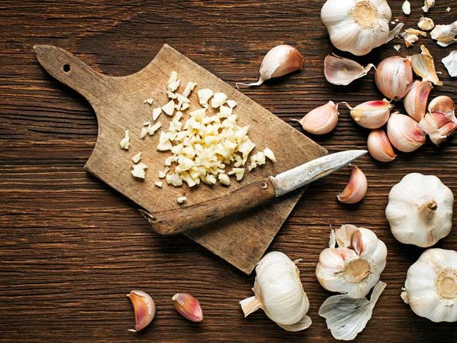 AN540-garlic-cutting-board-732x549-Thumb.jpg