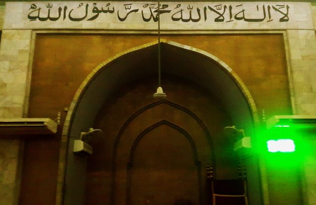Baitul_Mukarram_National_Mosque_Interior_(mehrab_&_mimbar).jpg
