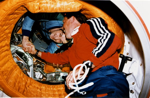 Astronaut_Gibson_Shakes_Hands_with_Cosmonaut_Dezhurov_-_GPN-2002-000062.jpg