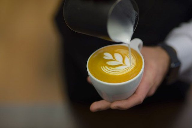 youri_finishing_latte_art_tulip.jpg
