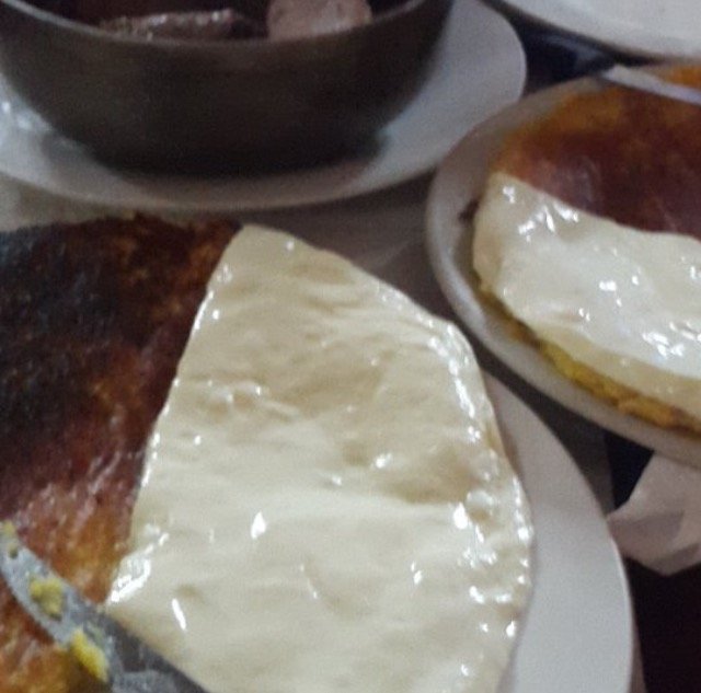 cachapa con queso.jpg