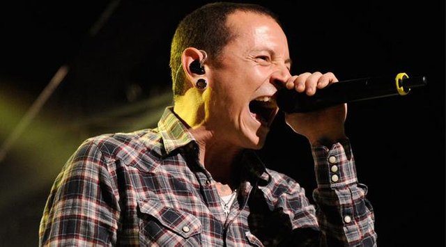 020290700_1426566375-chester-bennington-900-600-04-16-12.jpg