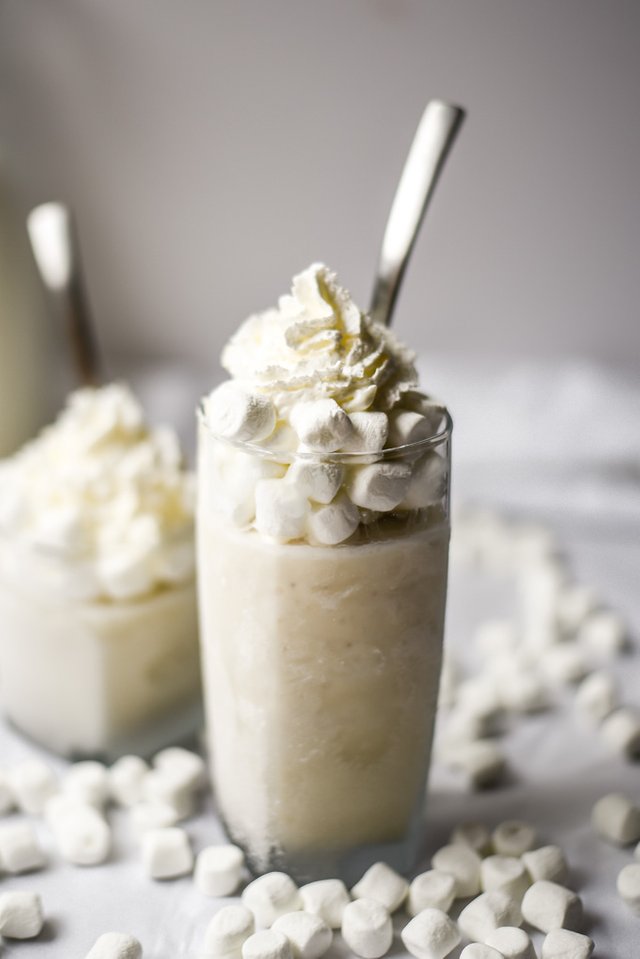 Easy Vanilla Marshmallow Milkshakes (9).jpg