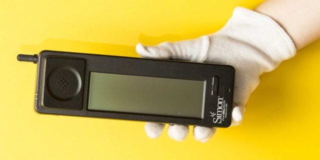 worlds-first-smartphone-ibm-simon-personal-communicator-1.jpg