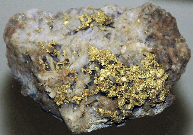 640px-Gold_on_quartz_North_Star_Mine_Grass_Valley_Mining_District_California_USA_17161279802c2913.jpg