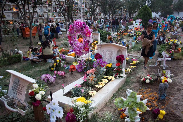 640px-Day_of_the_dead_at_mexican_cemetery_41bde0.jpg