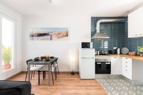 Sunny atic with terrace - Close to Camp Nou and Bcn Fair Hotel, Hospitalet de Llobregat, Spain