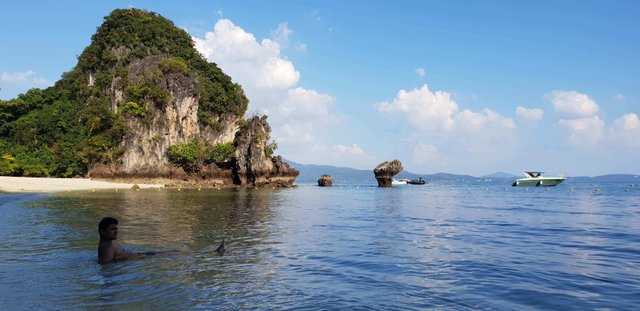 See the sun cast a beautiful shadow on the Hong island