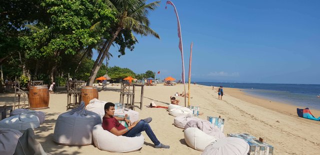 Outdoor beachside seating at the Genius Cafe