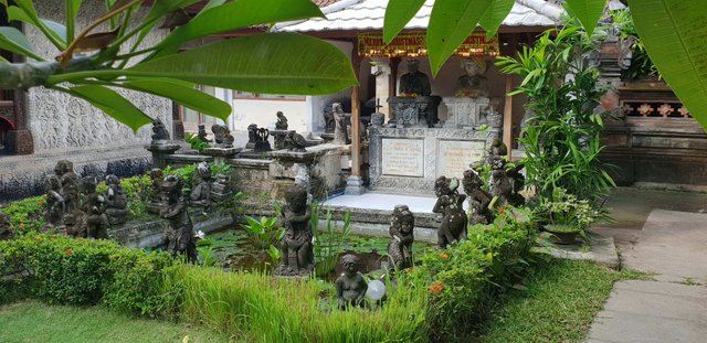 Statues of Le Mayeur and Ni Pollok inside the Le Mayeur museum