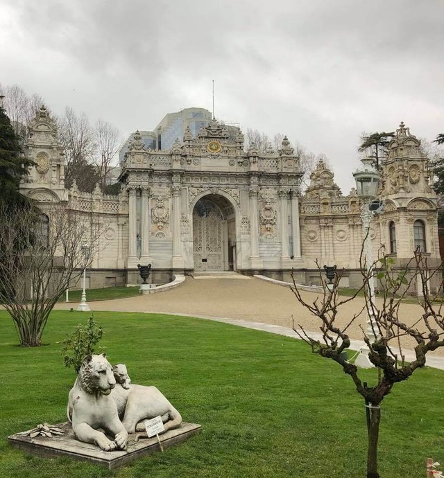 The palace complex has big lush green, well-maintained gardens with sculptures that add to it's charm