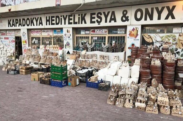 In Kapadokya Onyx Stone Centre, you get handmade jewellery, onyx stone souvenirs and pottery items