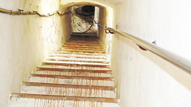 Resultado de imagen para escaleras estrechas viejas