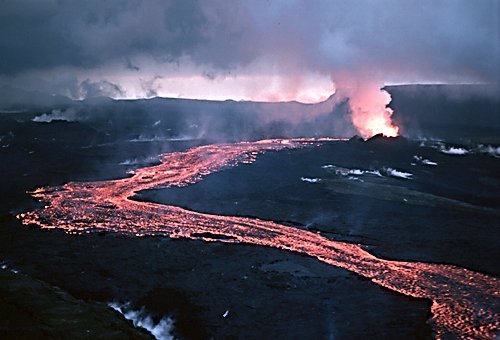 How Does a Pahoehoe Lava Flow Form and Transition?