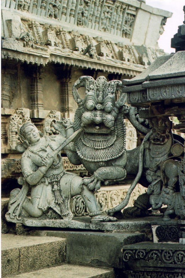ಹೊಯ್ಸಳರ ಚಿಹ್ನೆ (source:Wikimedia)