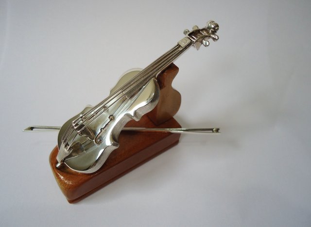 Tiny violin