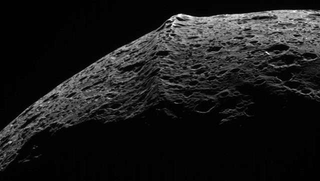 Iapetus equatorial ridge.jpg
