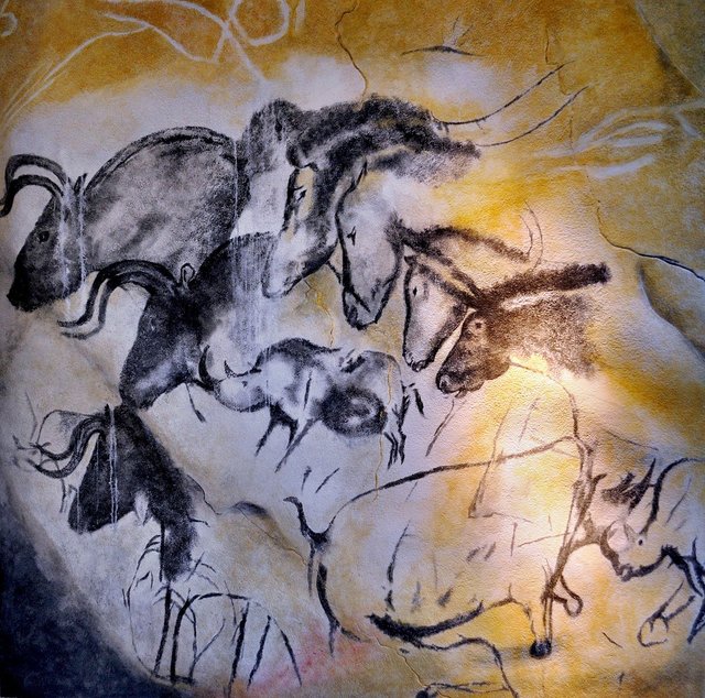 Darstellungen von Auerochsen, Pferdeköpfen und Wollnashörnern an den Höhlenwänden