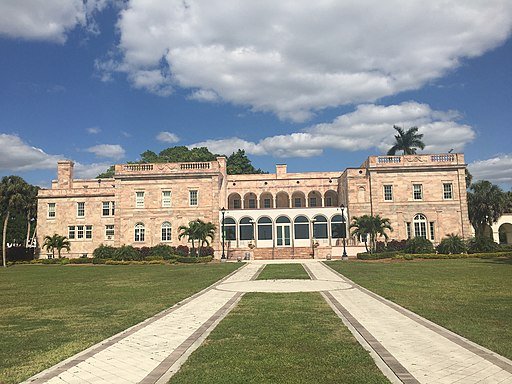 College Hall, New College of Florida. Photo by Alaska Miller. Creative Commons Attribution-Share Alike 4.0 International license.
