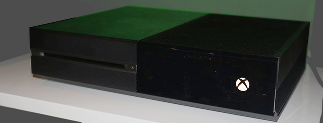 Fichier:Xbox One front side view.png
