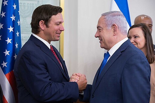 Ron DeSantis sucking up to Israeli Prime Minister Benjamin Netanyahu. Public domain.