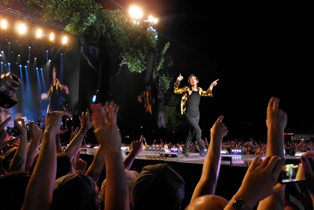 Mick Jagger on the runway. Rolling Stones in concert at Hyde Park in London, 2013. Photo by Gorupdebesanez. Licensed by CC BY-SA 3.0.