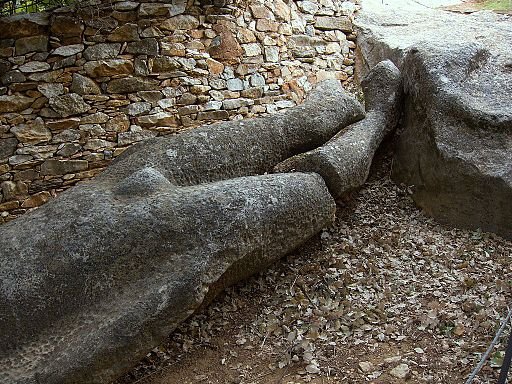 Kouros of Flerio, broken legs, Naxos, 6th c BC. Photo by Zde. Creative Commons Attribution-Share Alike 4.0 International license.