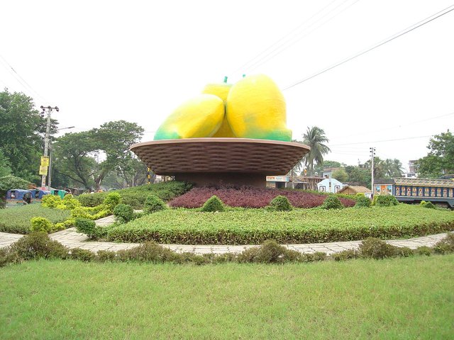 https://upload.wikimedia.org/wikipedia/commons/thumb/b/b6/Mango_round_about.JPG/1280px-Mango_round_about.JPG