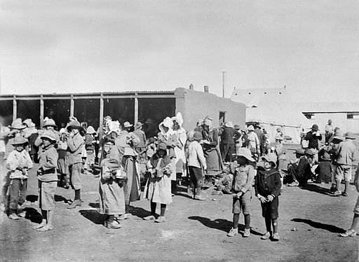 Boer women and children in a British concentration camp during the Boer war. [Public domain], via Wikimedia Commons