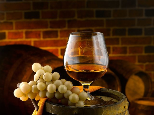 白兰地已经开辟了一个历史利基，使其成为世界上最受欢迎的烈酒之一。