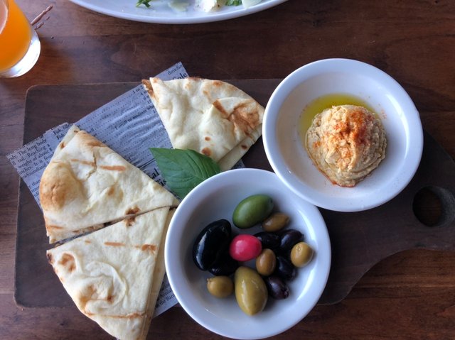 Warm naan & olives