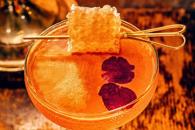 Ricardo Robson cocktail honeycomb garnish