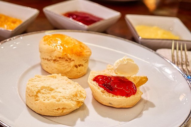 scones at Lounge on the Park